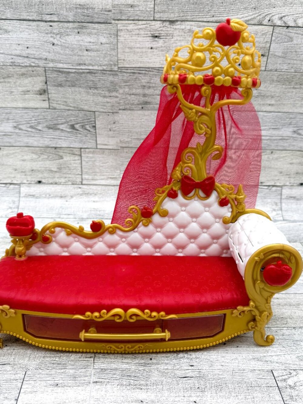 2013 Mattel Ever After Monster High Apple White Fainting Couch Sofa Bed